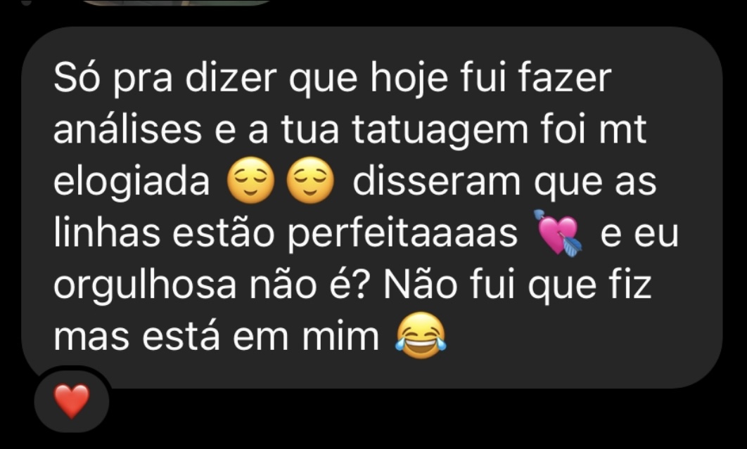 Depoimento de cliente elogiando tatuagem fine line