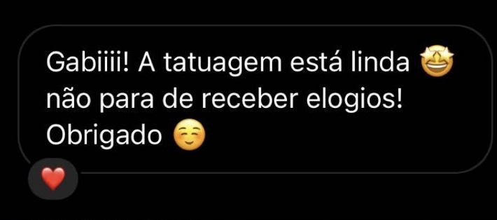 Mensagem elogiando a precisão da tatuagem de linha fina