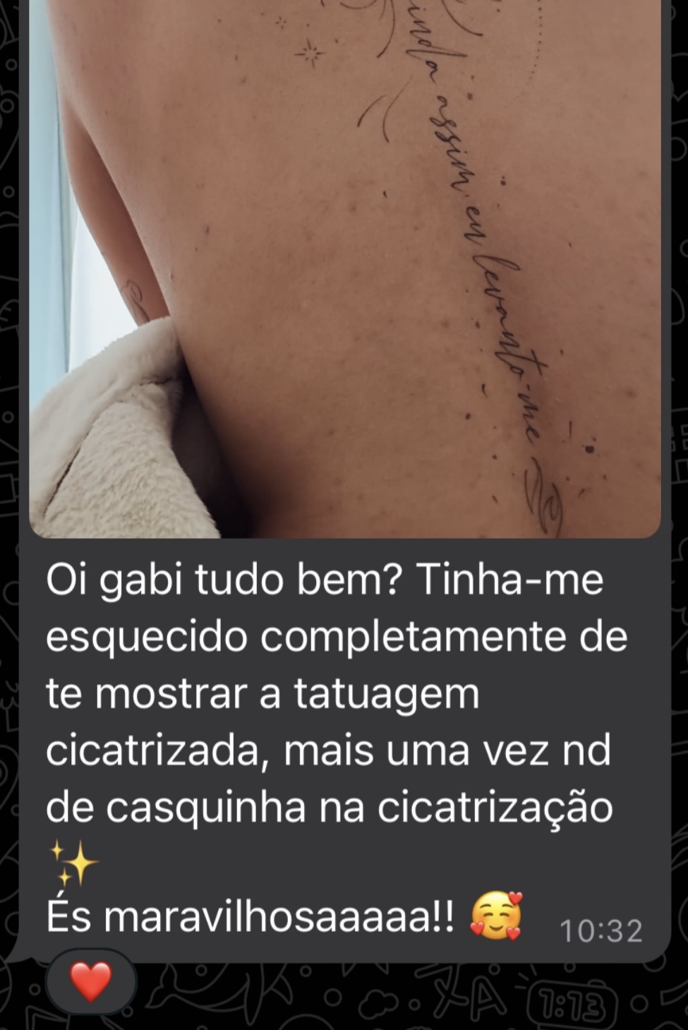 Depoimento de cliente sobre tatuagem de linha fina cicatrizada
