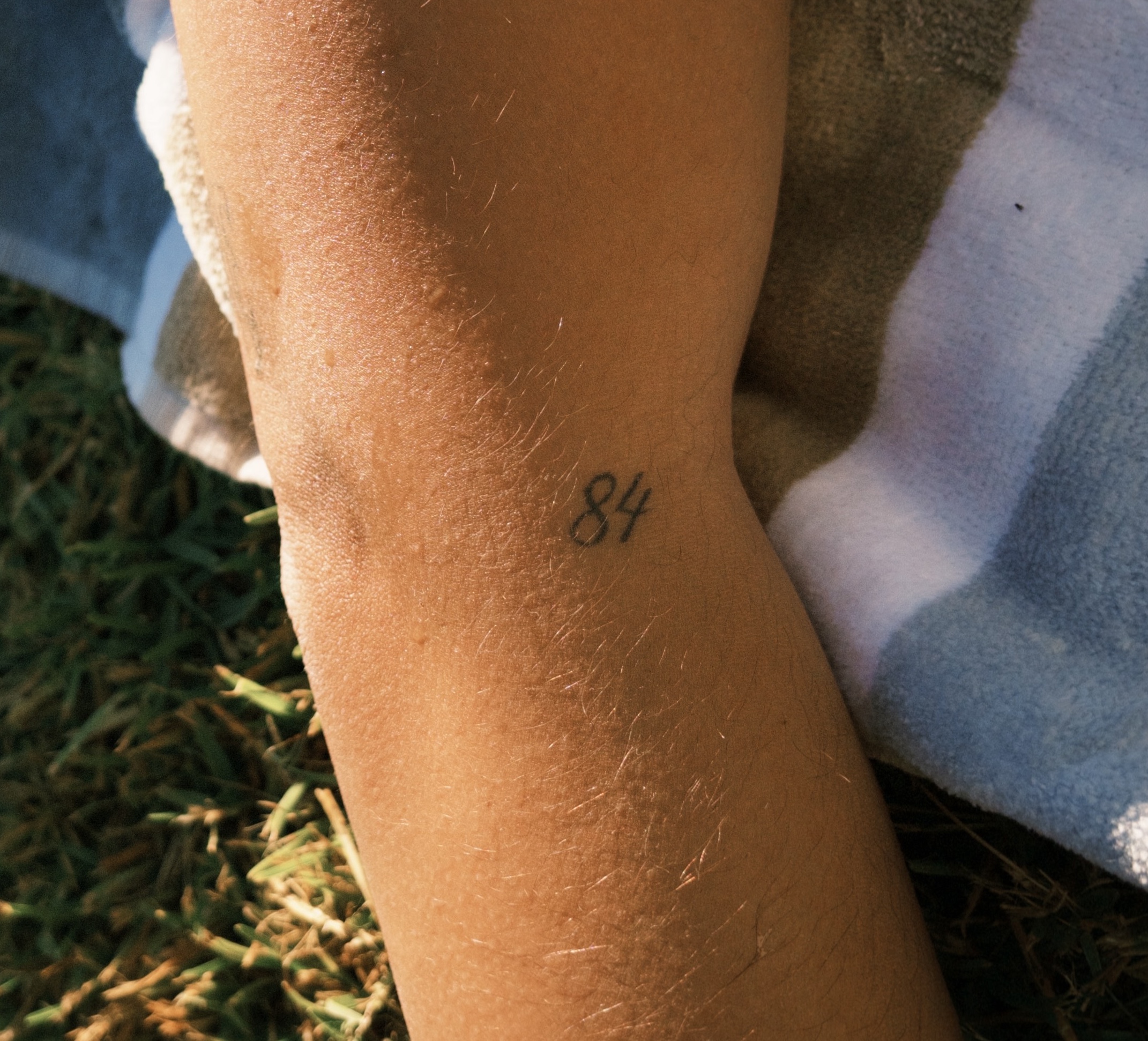 Tatuagem 84 cicatrizada em linha fina