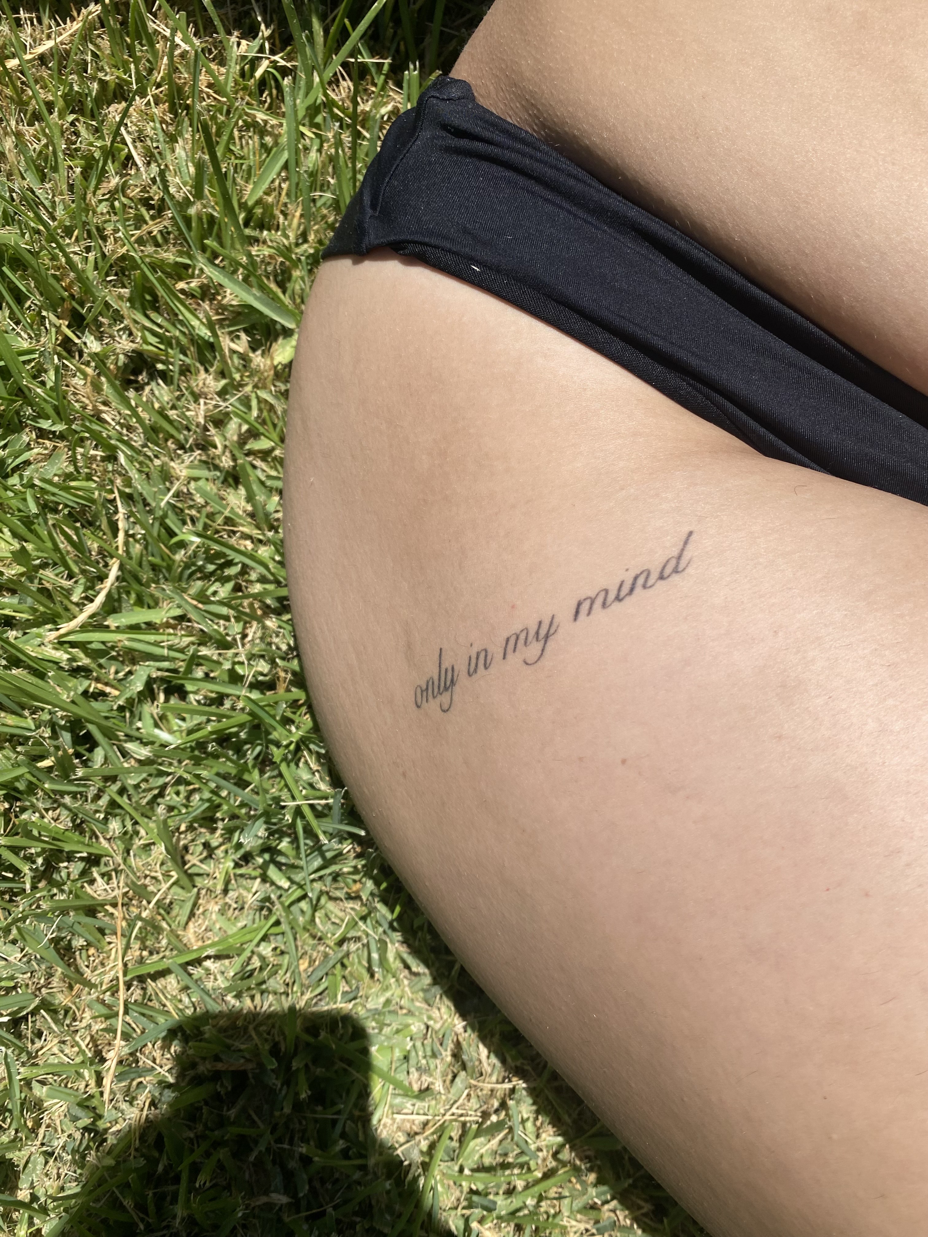 Tatuagem linhas orgânicas cicatrizada em linha fina